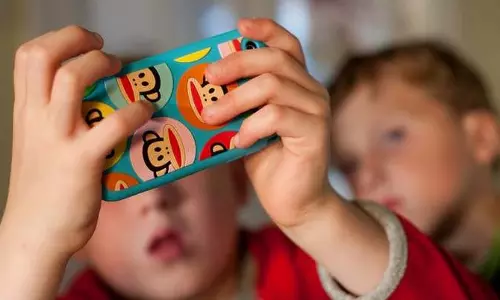 मां-बाप के लिए जरुरी ख़बर? 3 साल के बच्चे को फोन की लगी ऐसी लत, पेशाब-शौच के लिए भी नहीं छोड़ता मोबाइल मां-बाप के लिए जरुरी ख़बर? 3 साल के बच्चे को फोन की लगी ऐसी लत, पेशाब-शौच के लिए भी नहीं छोड़ता मोबाइल