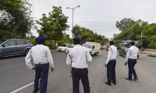 केंद्रीय मंत्री के बेटे की कार की जांच नहीं करने पर पुलिस आयुक्त ने किये 2 सिपाही निलंबित