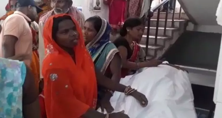 बिहार में सीवर की सफाई करते चार मजदूरों की मौत बिहार में सीवर की सफाई करते चार मजदूरों की मौत