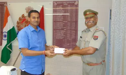 दरोगा की मूंछ से प्रभावित हुए आगरा एसएसपी, दिया इनाम