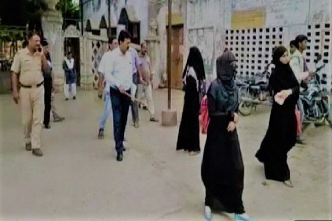फिरोजाबाद में बुर्का पहनकर कॉलेज आई थीं छात्राएं, प्रिंसिपल ने कैंपस से भगाया फिरोजाबाद में बुर्का पहनकर कॉलेज आई थीं छात्राएं, प्रिंसिपल ने कैंपस से भगाया