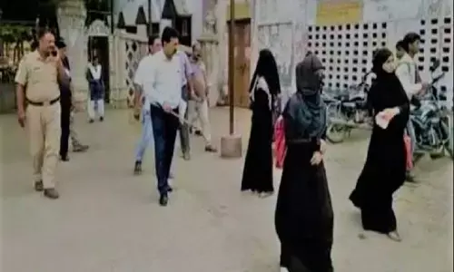फिरोजाबाद में बुर्का पहनकर कॉलेज आई थीं छात्राएं, प्रिंसिपल ने कैंपस से भगाया फिरोजाबाद में बुर्का पहनकर कॉलेज आई थीं छात्राएं, प्रिंसिपल ने कैंपस से भगाया