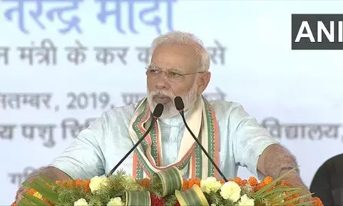 मथुरा में विरोधियों पर मोदी की चुटकी- गाय और ॐ सुनते ही खड़े हो जाते हैं कुछ लोगों के बाल मथुरा में विरोधियों पर मोदी की चुटकी- गाय और ॐ सुनते ही खड़े हो जाते हैं कुछ लोगों के बाल