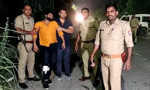 नोएडा पुलिस और बदमाश के बीच मुठभेड़, 25 हजार का इनामी बदमाश घायल