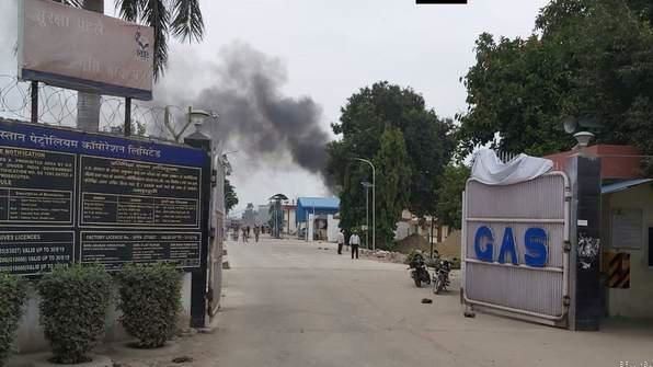 उन्नाव में हिंदुस्तान पेट्रोलियम प्लांट का टैंक फटा, मचा हडकम्प लोग भागने लगे उन्नाव में हिंदुस्तान पेट्रोलियम प्लांट का टैंक फटा, मचा हडकम्प लोग भागने लगे