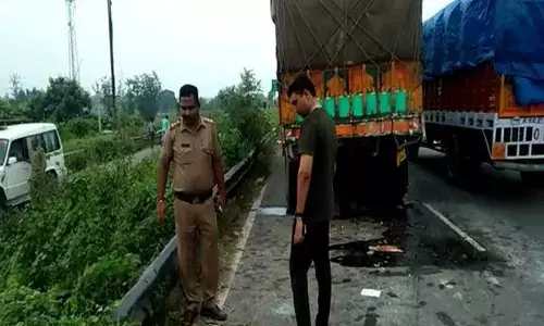 हापुड़ में ट्रक में पीछे से घुसी कार, पांच की मौत