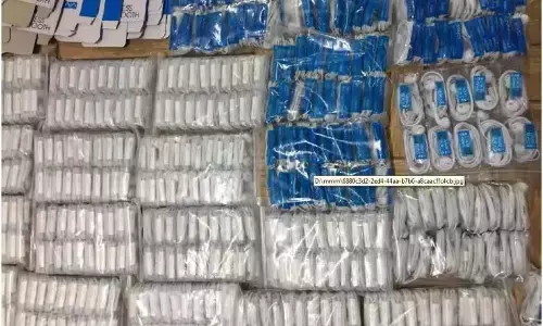 विदेशी स्मार्टफोन बनाने वाली कंपनी का भारतीय बाजार में की छापेमारी, बरामद हुआ माल विदेशी स्मार्टफोन बनाने वाली कंपनी का भारतीय बाजार में की छापेमारी, बरामद हुआ माल