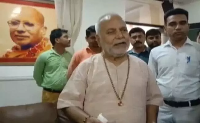 स्वामी चिन्मयानंद से SIT ने बीती रात 7 घंटे तक की पूछताछ, और फिर हुई ये बात! स्वामी चिन्मयानंद से SIT ने बीती रात 7 घंटे तक की पूछताछ, और फिर हुई ये बात!