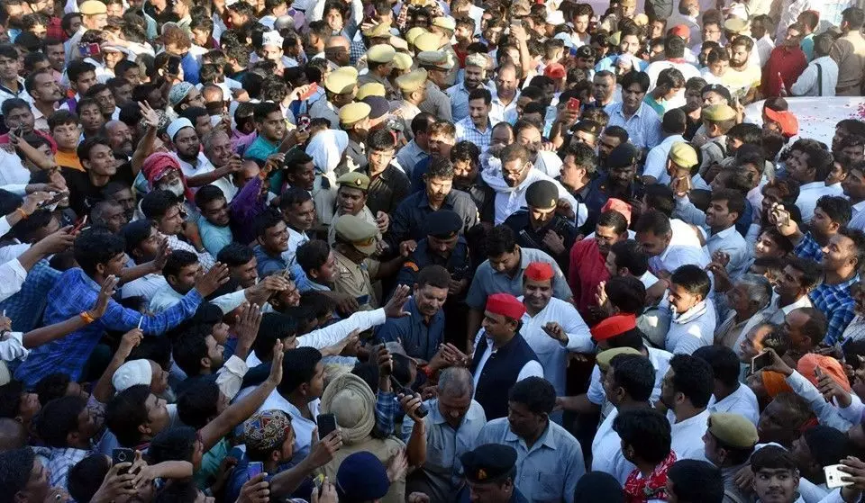 रामपुर जाते समय अखिलेश यादव के स्वागत में उमड़ा जन सैलाब रामपुर जाते समय अखिलेश यादव के स्वागत में उमड़ा जन सैलाब