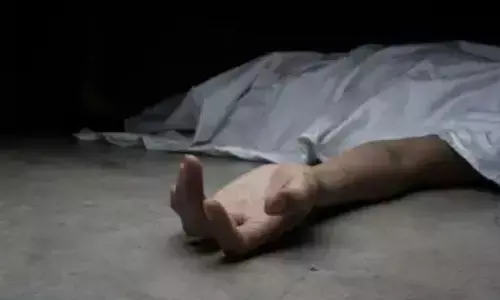 यूपी के मथुरा में बड़ी बहन की मौत से छोटी बहन को लगा सदमा, शव के पास रोते हुए दे दी जान यूपी के मथुरा में बड़ी बहन की मौत से छोटी बहन को लगा सदमा, शव के पास रोते हुए दे दी जान