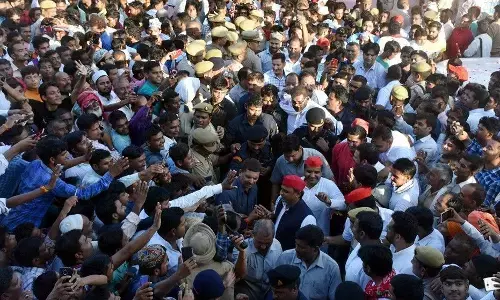 रामपुर जाते समय अखिलेश यादव के स्वागत में उमड़ा जन सैलाब रामपुर जाते समय अखिलेश यादव के स्वागत में उमड़ा जन सैलाब