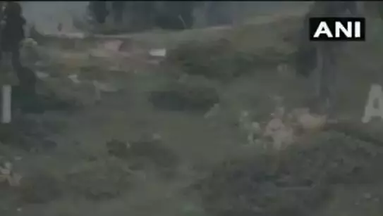 भारत की जवाबी कार्रवाई में ढेर हुए 2 पाकिस्तानी सैनिक, सफेद झंडा दिखाकर ले गए शव भारत की जवाबी कार्रवाई में ढेर हुए 2 पाकिस्तानी सैनिक, सफेद झंडा दिखाकर ले गए शव