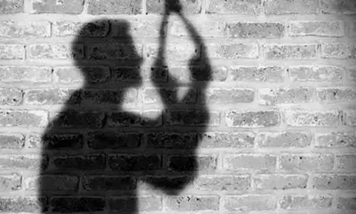 बरेली जेल में कैदी ने फांसी लगाकर की आत्महत्या, ये रही वजह बरेली जेल में कैदी ने फांसी लगाकर की आत्महत्या, ये रही वजह