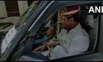 सेहरे के पीछे आजम खान के समर्थक का निकला वो चेहरा जिसे पुलिसकर्मी भी देखते रह गये सेहरे के पीछे आजम खान के समर्थक का निकला वो चेहरा जिसे पुलिसकर्मी भी देखते रह गये