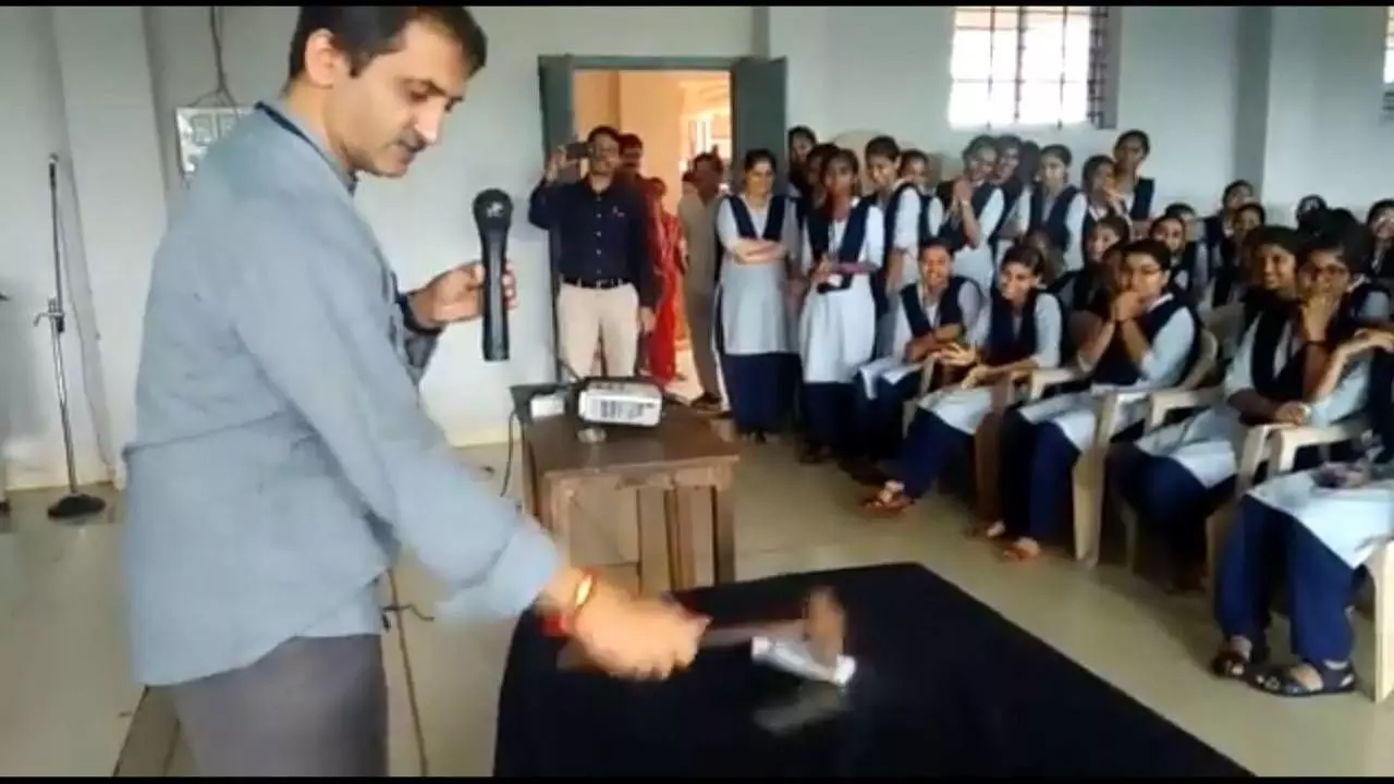 मोबाइल में बिजी थे छात्र, क्लासरूम में प्रिंसिपल ने हथौड़े से तोड़े 16 फोन - VIDEO वायरल