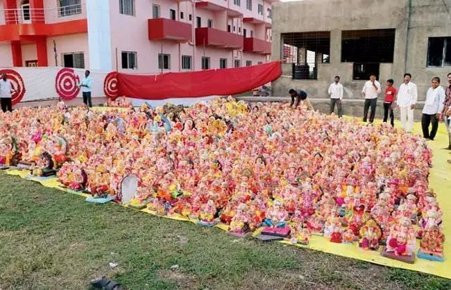 लातूर में पहली बार गणेश प्रतिमाओं का नहीं हुआ जल में विसर्जन, ये है बड़ी वजह लातूर में पहली बार गणेश प्रतिमाओं का नहीं हुआ जल में विसर्जन, ये है बड़ी वजह