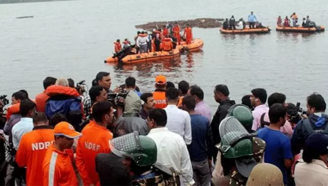 आंध्र प्रदेश में बड़ा हादसा : 61 सैलानियों से भरी नाव नदी में डूबी, 11 की मौत, रेस्क्यू ऑपरेशन जारी आंध्र प्रदेश में बड़ा हादसा : 61 सैलानियों से भरी नाव नदी में डूबी, 11 की मौत, रेस्क्यू ऑपरेशन जारी