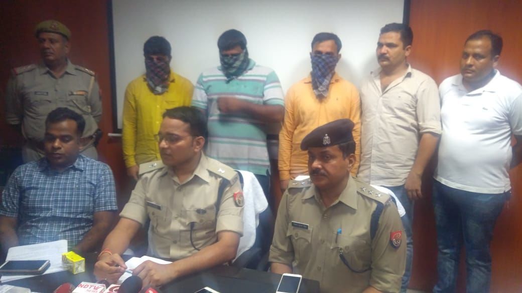 नोएडा में समलैंगिक सेक्स रैकेट का खुलासा , तीन आरोपी भेजे जेल नोएडा में समलैंगिक सेक्स रैकेट का खुलासा , तीन आरोपी भेजे जेल