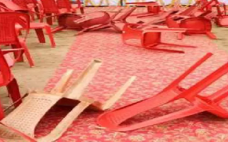 सिंधिया के सामने कांग्रेस कार्यकर्ताओं का हंगामा, एक-दूसरे पर फेंकी कुर्सियां