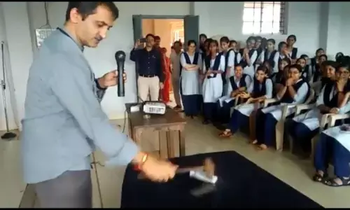 मोबाइल में बिजी थे छात्र, क्लासरूम में प्रिंसिपल ने हथौड़े से तोड़े 16 फोन - VIDEO वायरल