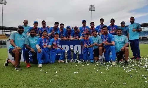 अंडर-19 एशिया कप: बांग्लादेश को हराकर सातवीं बार विजेता बना भारत,जीत के हिरो रहे अंकोलेकर की कहानी आपको कर देगी भावुक अंडर-19 एशिया कप: बांग्लादेश को हराकर सातवीं बार विजेता बना भारत,जीत के हिरो रहे अंकोलेकर की कहानी आपको कर देगी भावुक