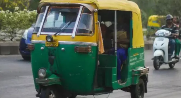 बिहार: ऑटो ड्राइवर पर लगा जुर्माना, सीट बेल्ट न लगाने पर कटा चालान