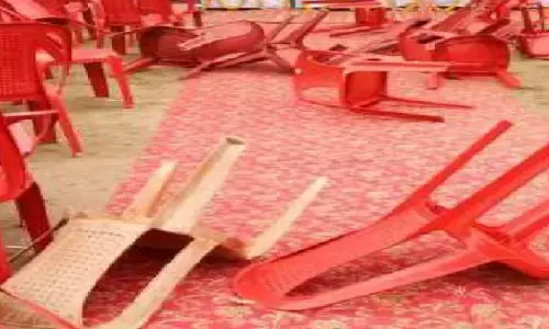 सिंधिया के सामने कांग्रेस कार्यकर्ताओं का हंगामा, एक-दूसरे पर फेंकी कुर्सियां