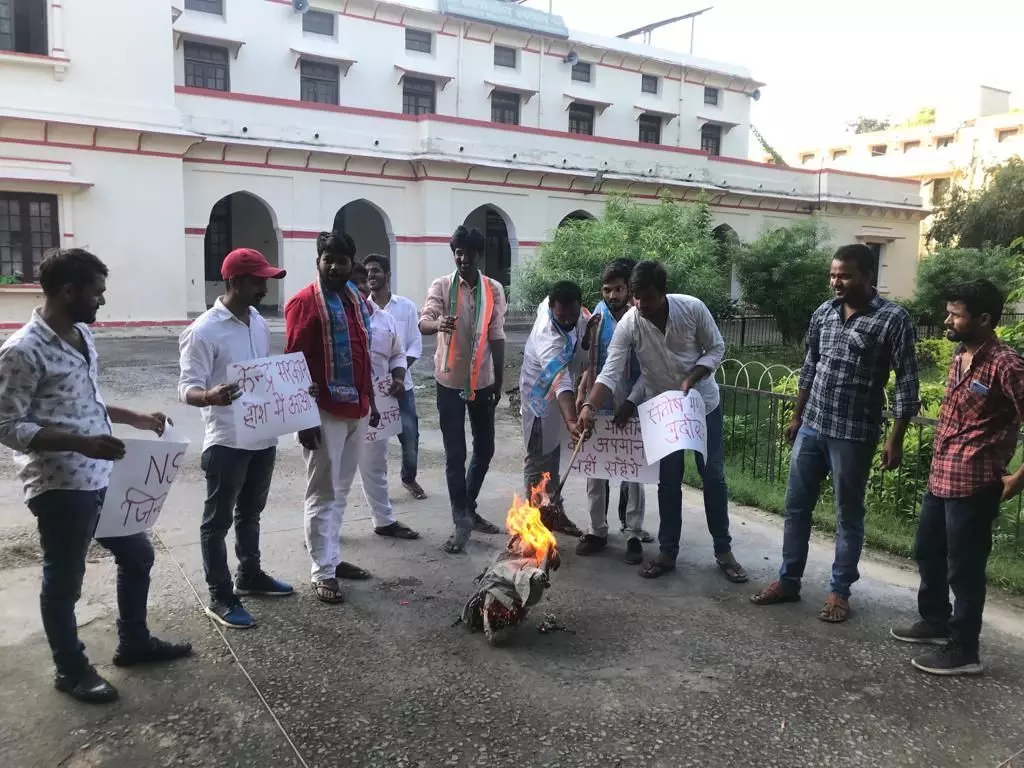 केंद्रीय मंत्री संतोष गंगवार के बयान पर भड़के छात्र पुतला दहन कर जताया विरोध केंद्रीय मंत्री संतोष गंगवार के बयान पर भड़के छात्र पुतला दहन कर जताया विरोध