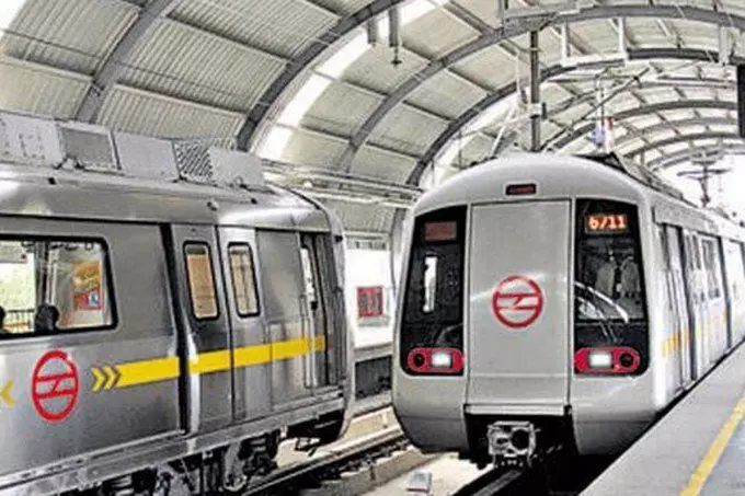 दिल्ली में मेट्रो ट्रैक पर कूदा शख्‍स, येलो लाइन पर सेवाएं बाधित