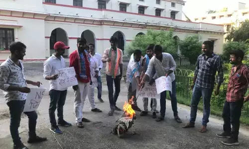 केंद्रीय मंत्री संतोष गंगवार के बयान पर भड़के छात्र पुतला दहन कर जताया विरोध केंद्रीय मंत्री संतोष गंगवार के बयान पर भड़के छात्र पुतला दहन कर जताया विरोध