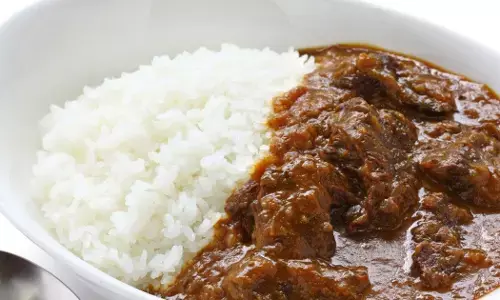 ग्रेटर नोएडा स्थित एक हॉस्टल में छोले चावल में मीट निकलने पर भड़के छात्र