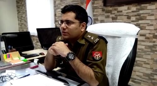 1994 में हुए हत्याकांड का अभियुक्त फर्जी जमानत पर चल रहा था फरार, बाराबंकी पुलिस ने धर दबोचा 50000 का इनामी अपराधी 1994 में हुए हत्याकांड का अभियुक्त फर्जी जमानत पर चल रहा था फरार, बाराबंकी पुलिस ने धर दबोचा 50000 का इनामी अपराधी