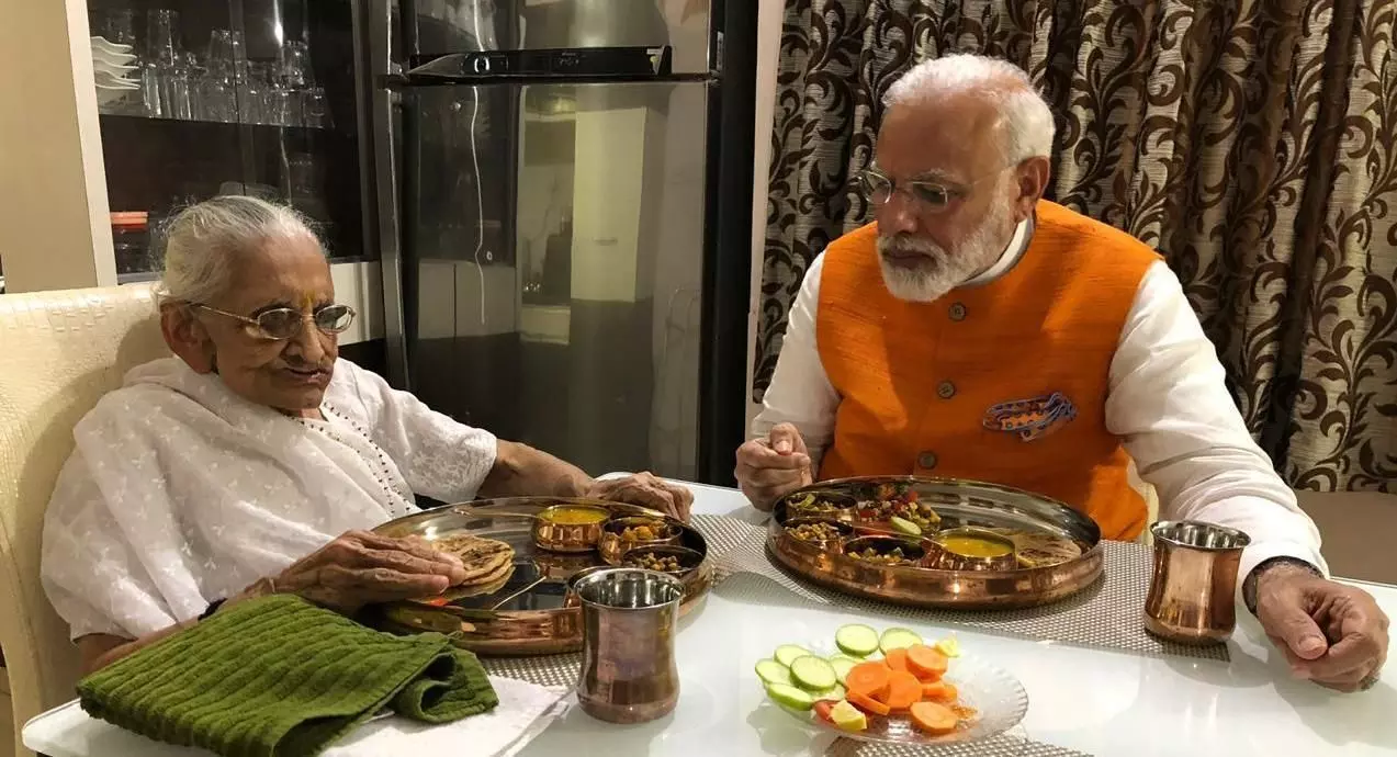 जन्मदिन पर PM मोदी ने मां के साथ किया लंच, पूरन पोली, चने की सब्जी... जानिए थाली में क्या था