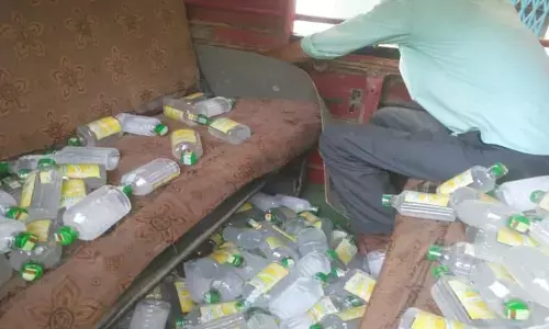 पूर्वी चंपारण में नहीं लग पा रहा शराब कारोबार पर अंकुश पूर्वी चंपारण में नहीं लग पा रहा शराब कारोबार पर अंकुश