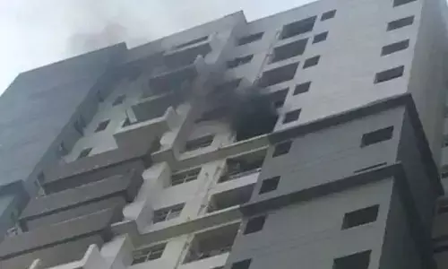 नोएडा के सैक्टर-100 स्थित हाईराइज सोसायटी में आग लगी,खराब उपकरणों के भरोसे सैक्टर वासी