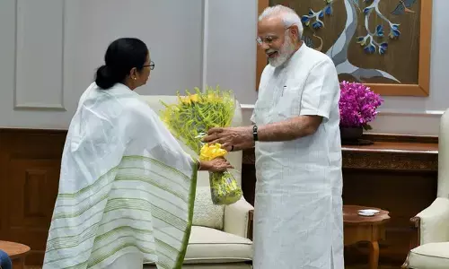 पीएम नरेंद्र मोदी से मिलीं ममता बनर्जी, कुर्ता और मिठाई किया गिफ्ट