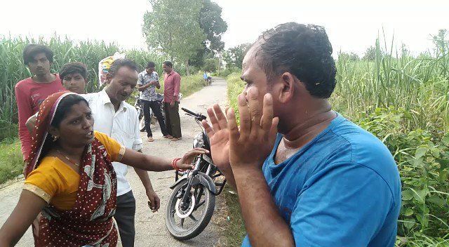 बिजनौर में छात्रा के परिजनों ने मंजनू की जमकर की पिटाई बिजनौर में छात्रा के परिजनों ने मंजनू की जमकर की पिटाई