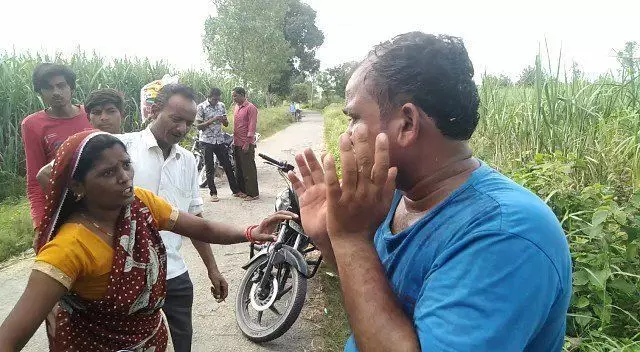 बिजनौर में छात्रा के परिजनों ने मंजनू की जमकर की पिटाई