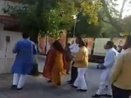 दिल्ली में बीजेपी नेता ने दफ्तर में पत्नी को जड़ा थप्पड़, महरौली जिला अध्यक्ष पद से हटाए गए