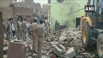 उत्तर प्रदेश के एटा पटाखा फैक्ट्री में भीषण विस्फोट, 6 की मौत, राहत-बचाव कार्य में जुटा प्रशासन उत्तर प्रदेश के एटा पटाखा फैक्ट्री में भीषण विस्फोट, 6 की मौत, राहत-बचाव कार्य में जुटा प्रशासन