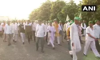 दिल्ली बॉर्डर तक पहुंचे हजारों किसान, कृषि मंत्रालय से बातचीत हुई नाकाम