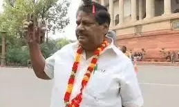 TDP के पूर्व सांसद शिव प्रसाद का निधन, अलग-अलग तरीकों से विरोध प्रदर्शन के लिए वो जाने जाते थे TDP के पूर्व सांसद शिव प्रसाद का निधन, अलग-अलग तरीकों से विरोध प्रदर्शन के लिए वो जाने जाते थे