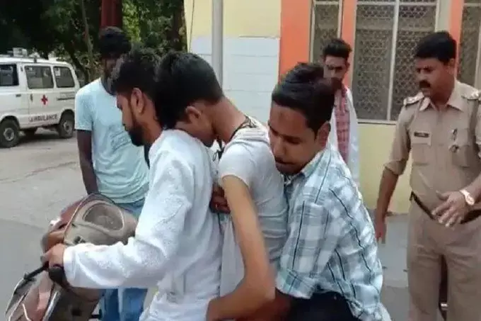 मुरादाबाद में डॉक्टरों ने घोषित किया मृत तो स्कूटी पर शव लेकर निकले परिजन मुरादाबाद में डॉक्टरों ने घोषित किया मृत तो स्कूटी पर शव लेकर निकले परिजन