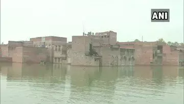 PM मोदी के संसदीय क्षेत्र वाराणसी में बाढ़ का कहर, बुनकरों के घरों में घुसा पानी, बन्द पड़े करघे