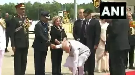 अमेरिका में भी PM मोदी ने झुक कर दिया ऐसा संदेश की लोग हो गये कायल,झुकते ही हैरान हो गये अफसर...देखें VIDEO अमेरिका में भी PM मोदी ने झुक कर दिया ऐसा संदेश की लोग हो गये कायल,झुकते ही हैरान हो गये अफसर...देखें VIDEO