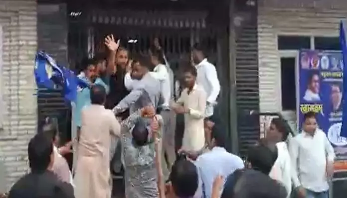 बसपा नेता सतीश मिश्रा ने भागकर बचाई जान आखिर क्यों? देखे वीडियो बसपा नेता सतीश मिश्रा ने भागकर बचाई जान आखिर क्यों? देखे वीडियो