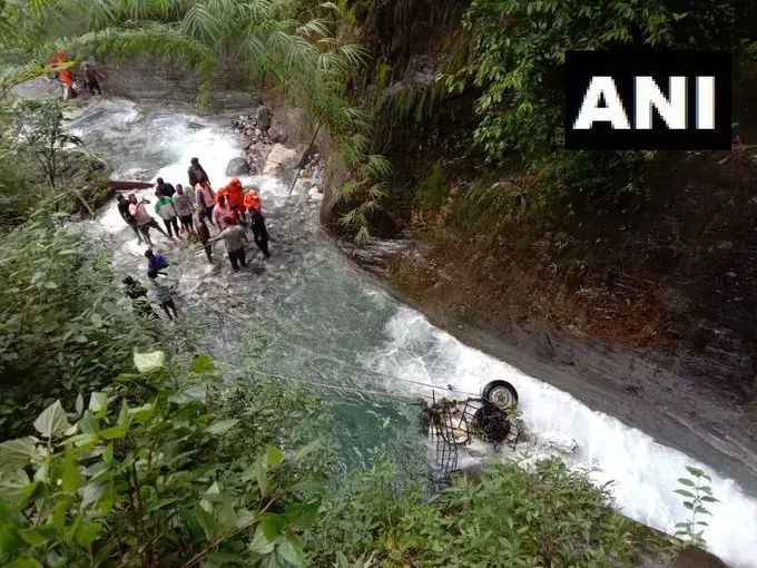 उत्तराखंड में गाडी खाई में गिरी, तीन की मौत