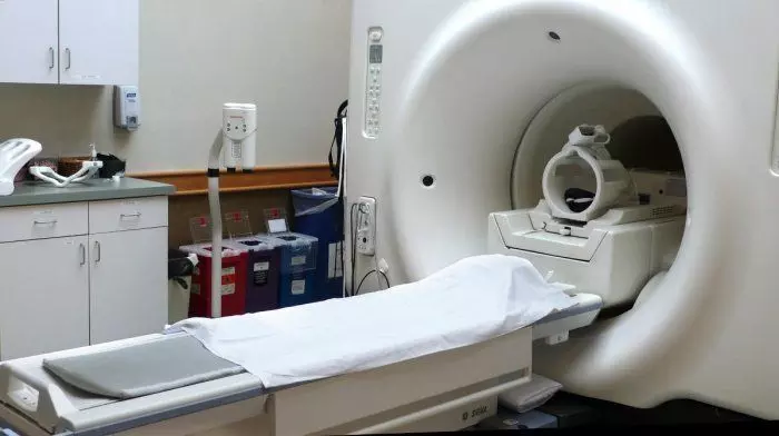 मरीज को MRI मशीन में डालकर भूल गया हॉस्पिटल स्टाफ, सांस टूटने लगी तो खुद निकले बाहर