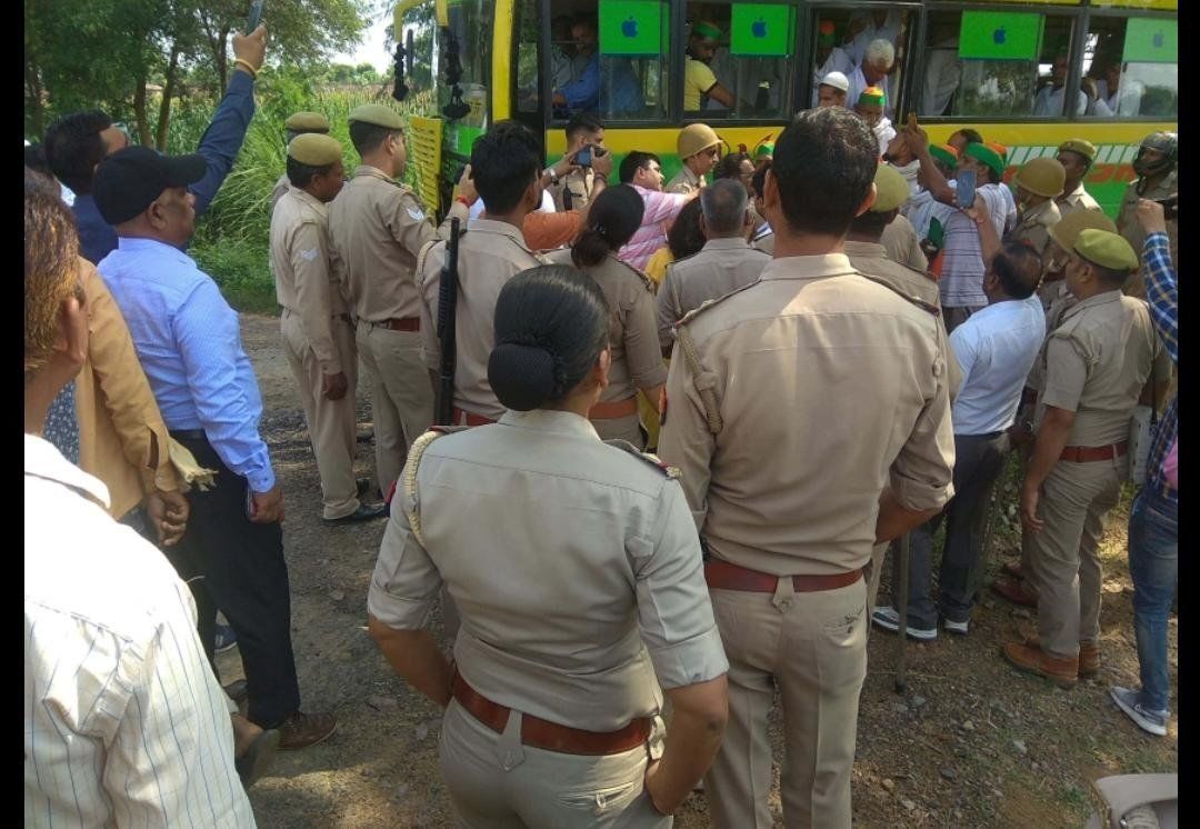 जेवर टोल प्लाजा पर चार गुने मुआवजा को लेकर जाम लगा रहे किसानों को किया पुलिस ने गिरफ्तार जेवर टोल प्लाजा पर चार गुने मुआवजा को लेकर जाम लगा रहे किसानों को किया पुलिस ने गिरफ्तार