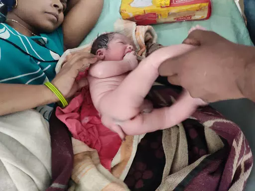 नोएडा में कुदरत का अजीबोगरीब करिश्मा, दो लिंग वाला बच्चा हुआ पैदा, देखने वालों की लगी भीड़